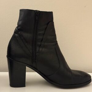 L’intervalle Spanish Black Leather Ankle Boots